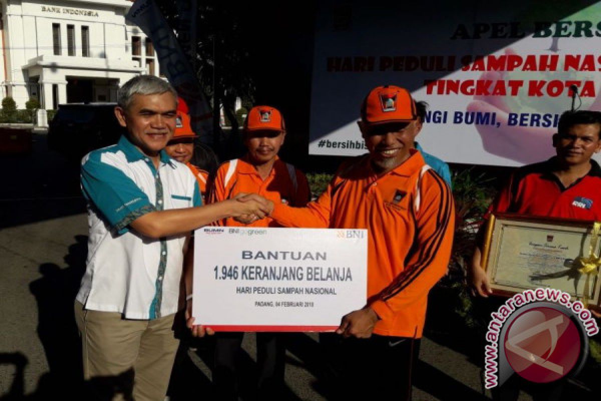 BNI46 serahkan kapal pengangkut sampah, juga 1.945 keranjang belanja