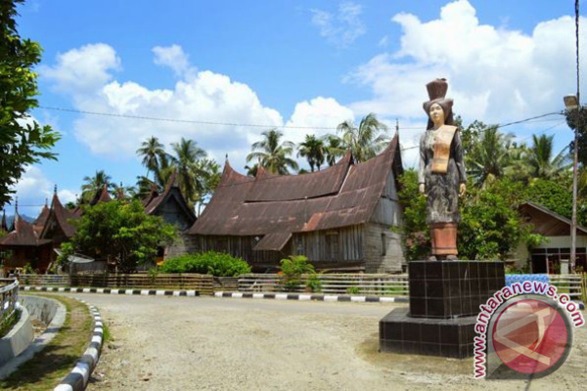 Wisman kagum dengan destinasi wisata perkampungan adat Sijunjung