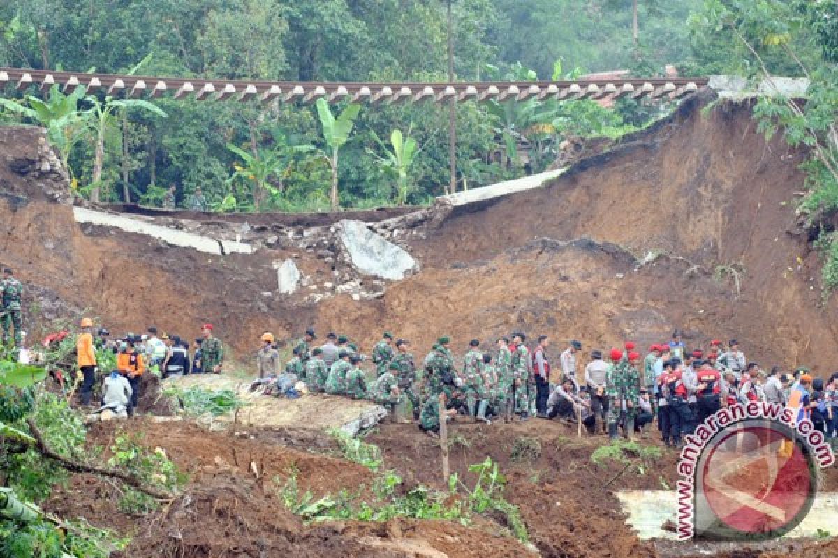 Tiga korban longsor Cijeruk ditemukan tewas tertumpuk