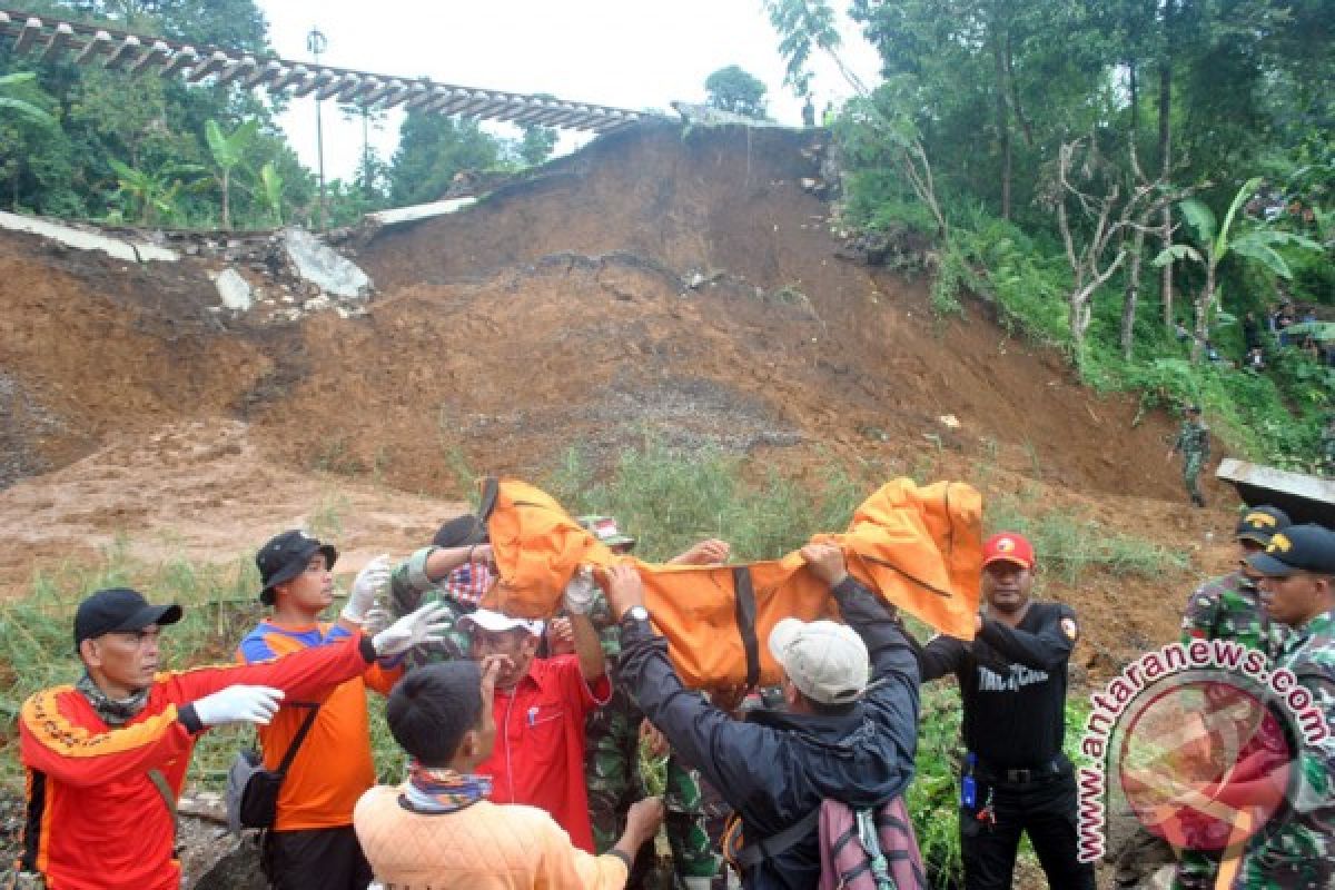 Lima korban longsor Cijeruk ditemukan