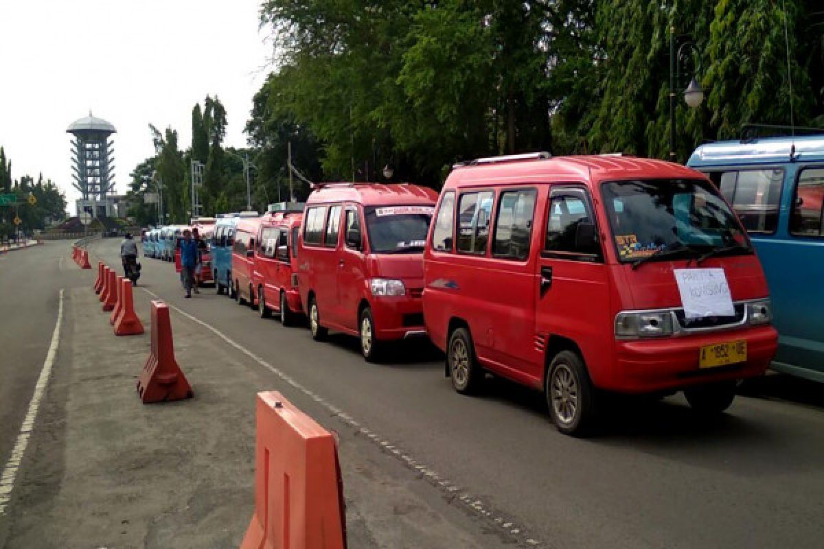 Sopir Angkot Cilegon Mogok Protes Taksi Online