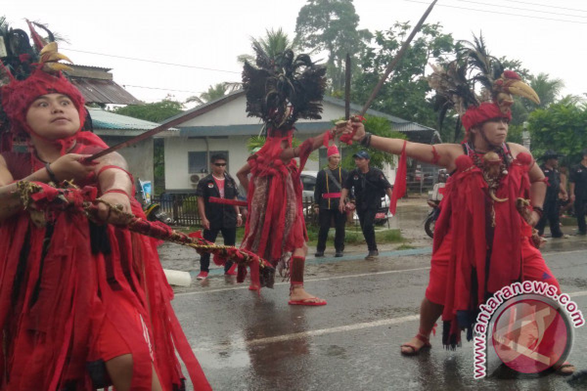 Atraksi Puluhan Suku Meriahkan Pawai Budaya Papua Barat