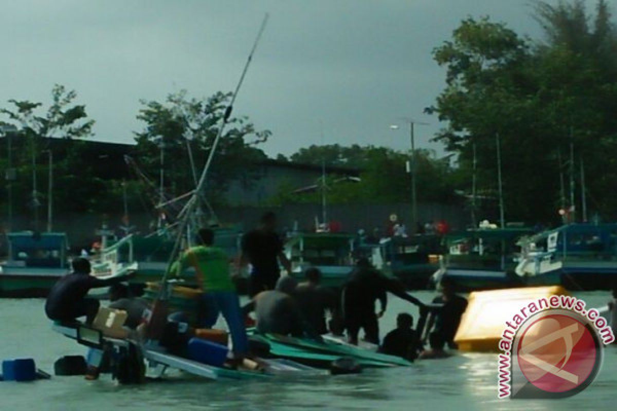 HNSI Bangka bantu nelayan yang kapalnya tenggelam