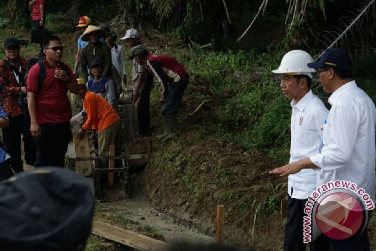 Presiden tinjau pembangunan pedesaan di Dharmasraya