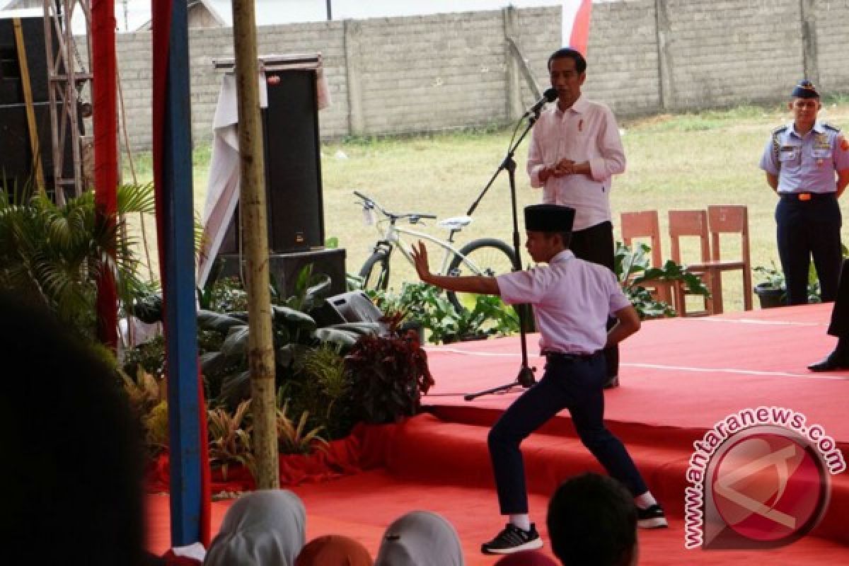 Siswa SMP unjuk keahlian silat ke Jokowi di Dharmasraya