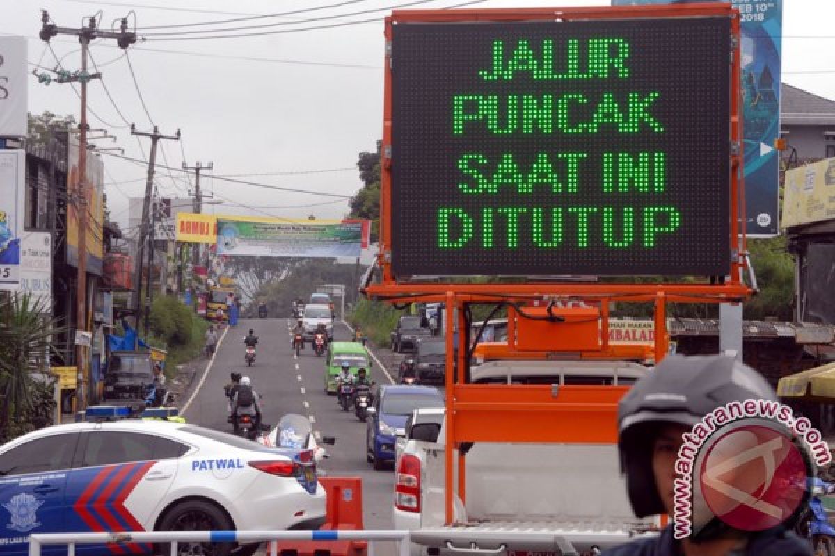 Selama jalur Puncak ditutup, sektor pariwisata terpuruk