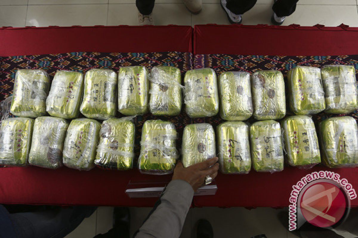 Polisi ringkus pembawa 20 kg ganja