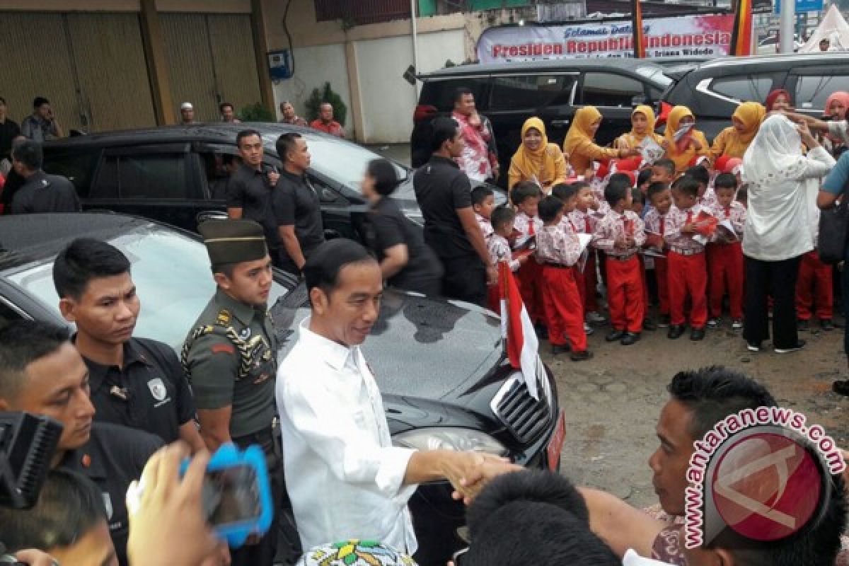 Di bawah guyuran hujan Jokowi blusukan meninjau infrastruktur dasar