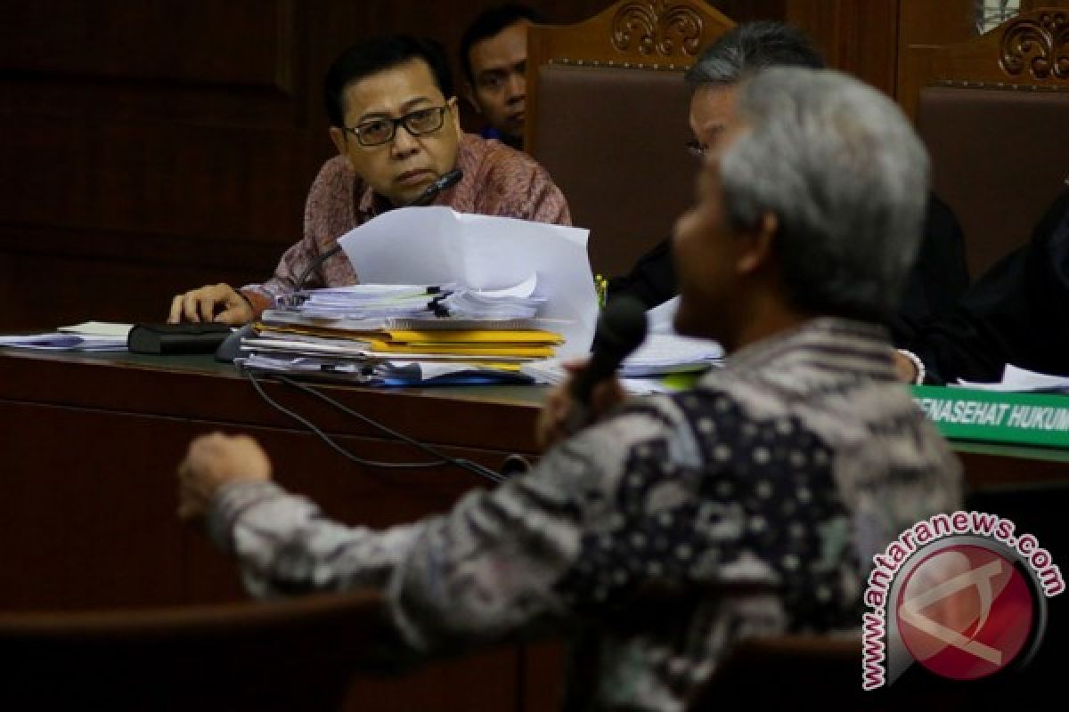 Kemarin, sidang lanjutan KTP E hingga aksi solidaritas untuk guru Budi