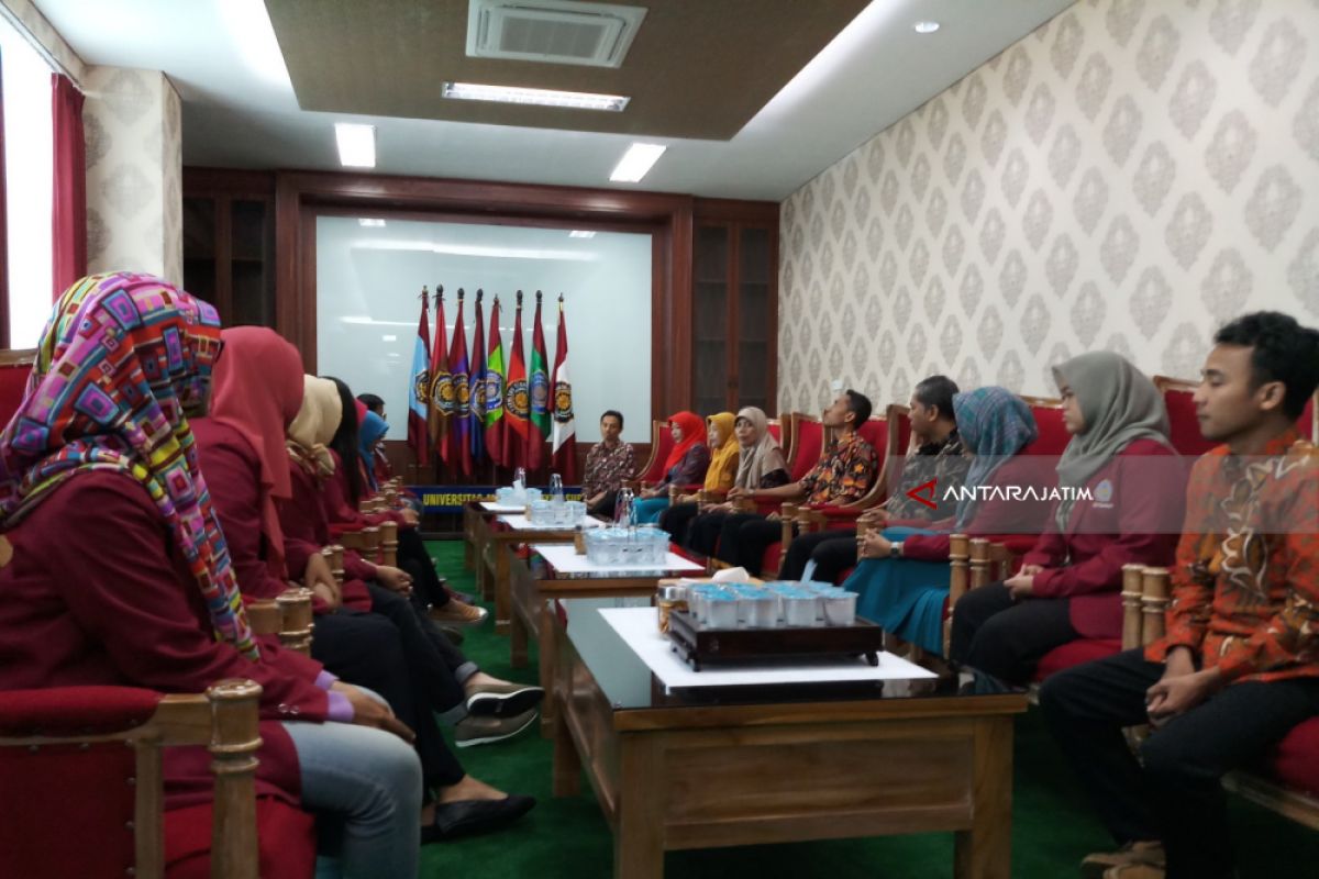 Mahasiswa UM Surabaya Selesaikan KKN-PPL Internasional