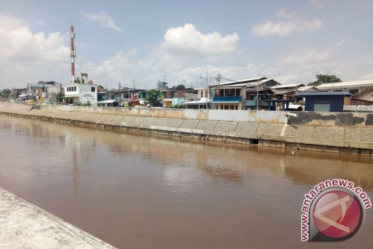 Tinggi muka air sungai Jakarta masih normal