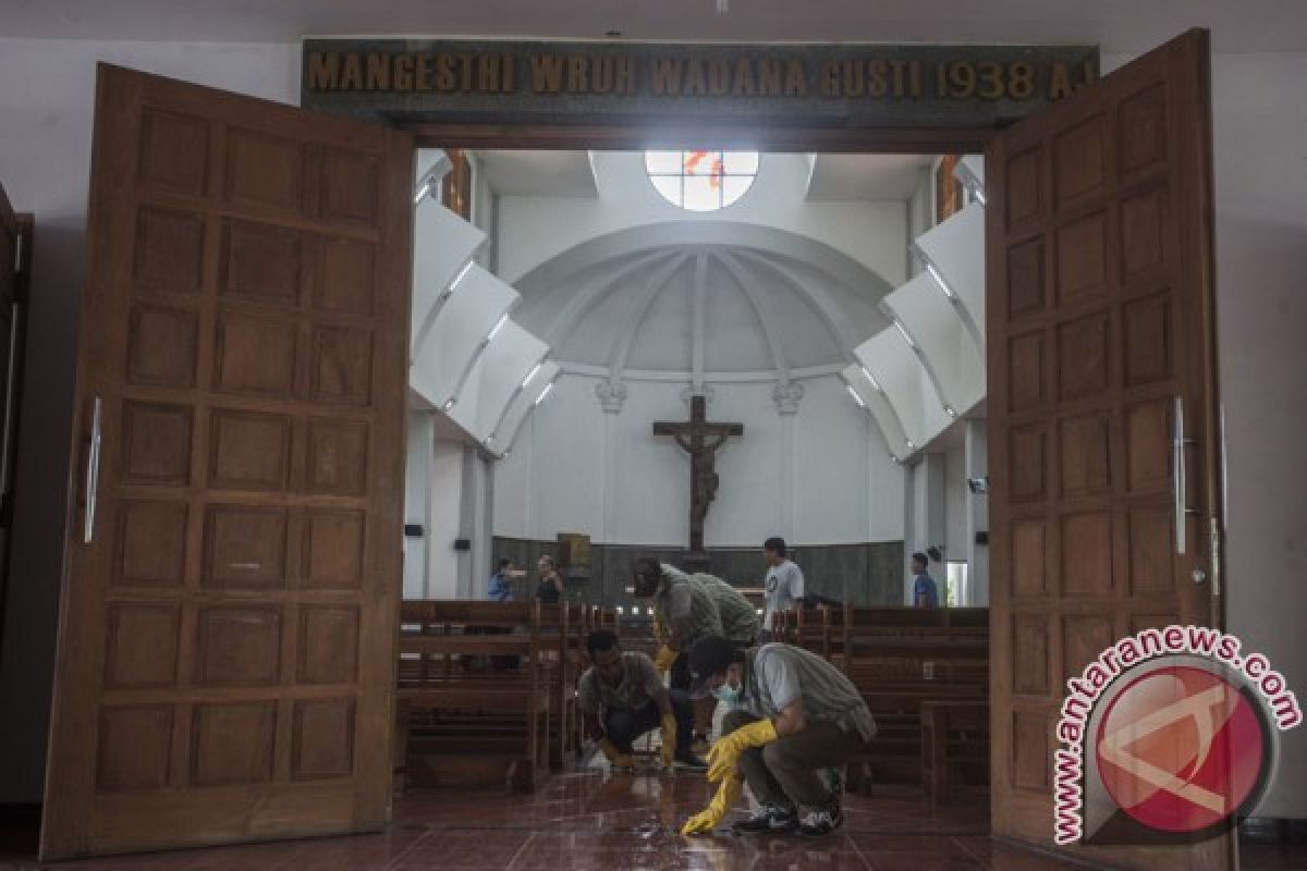 Foto warga Muslim bantu bersihkan Gereja Santa Lidwina beredar viral