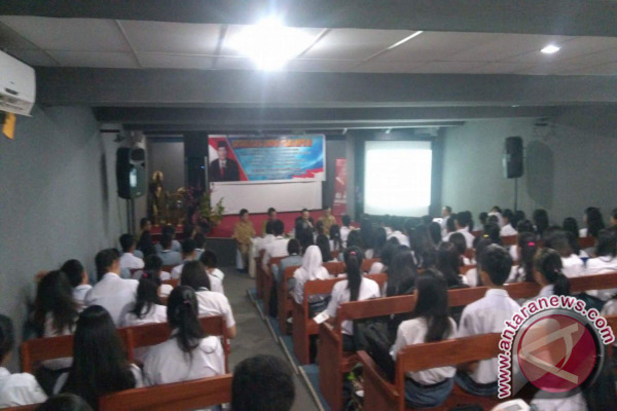 Mangindaan Sosialisasi  Pilar Kebangsaan  Bagi Siswa SMK Manado