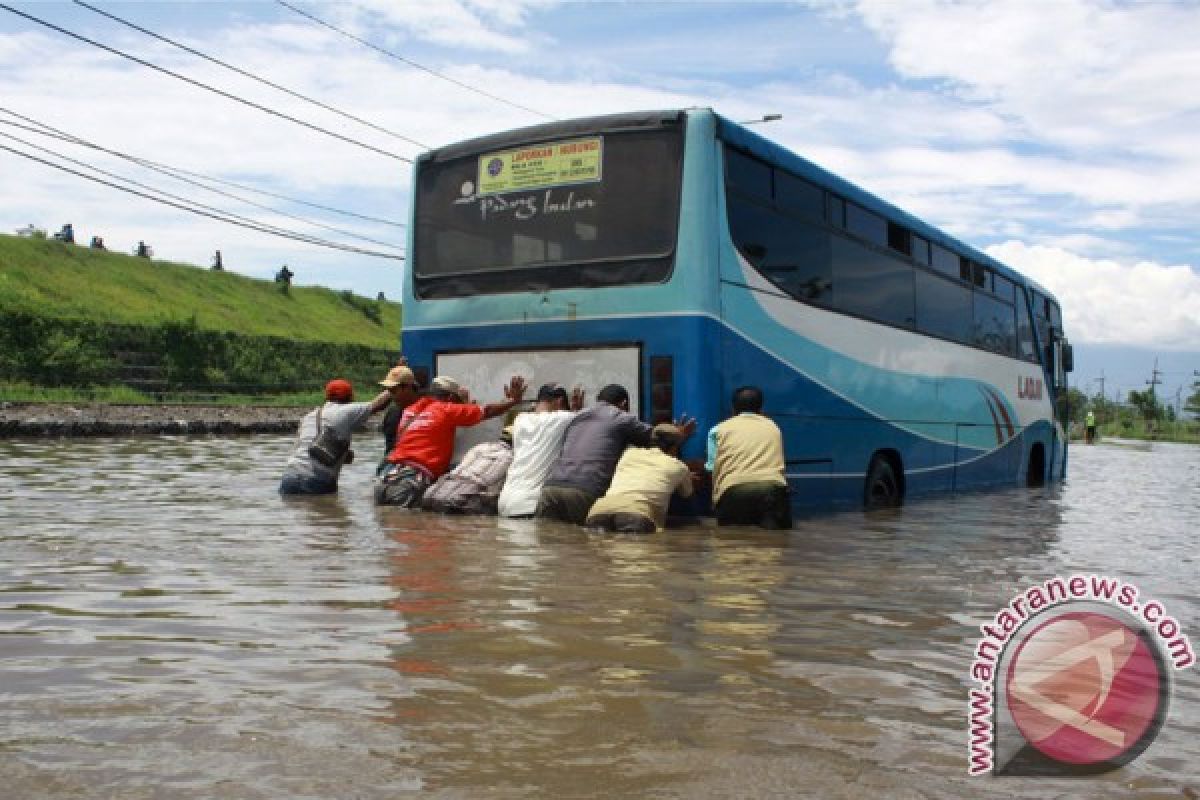 10 pompa dikerahkan untuk sedot banjir di Porong