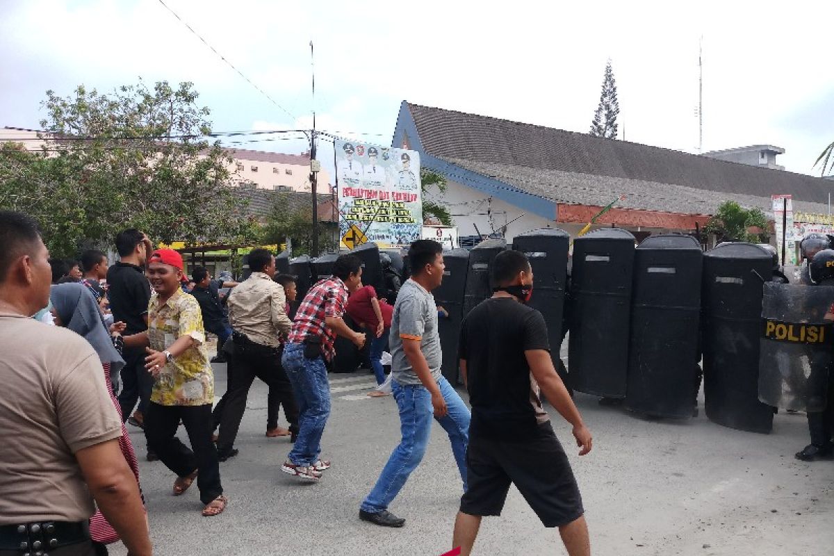 Terima suap massa demo KPU