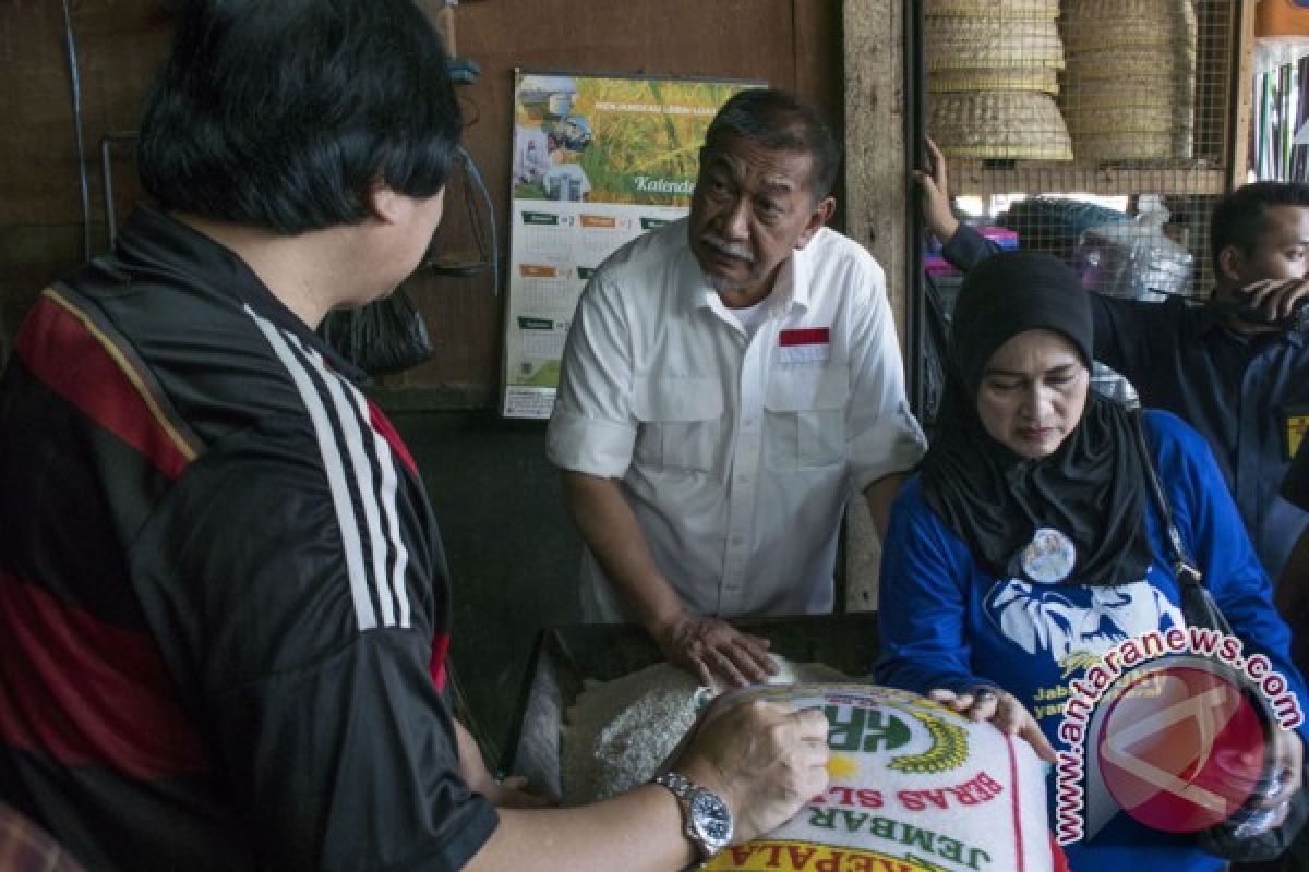 Deddy Mizwar keliling Pasar Caringin Bandung