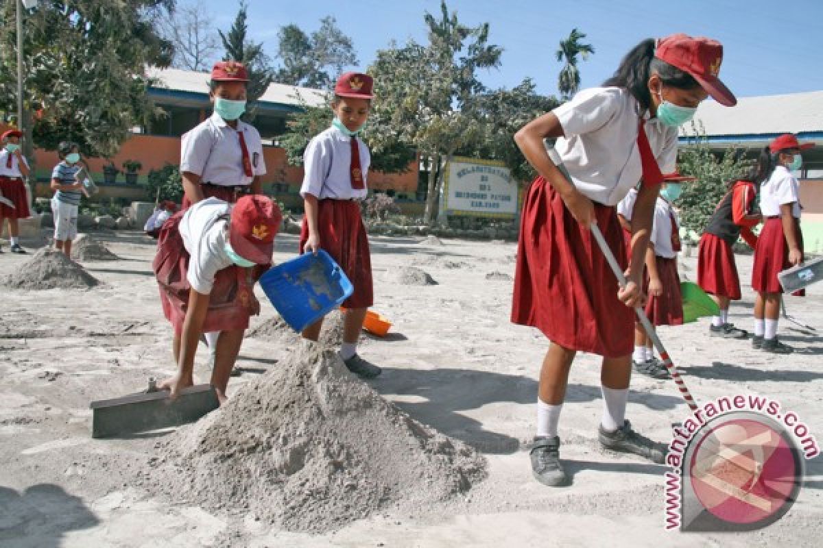 Petani Aceh Tenggara perbaiki tanaman tertutup abu Sinabung