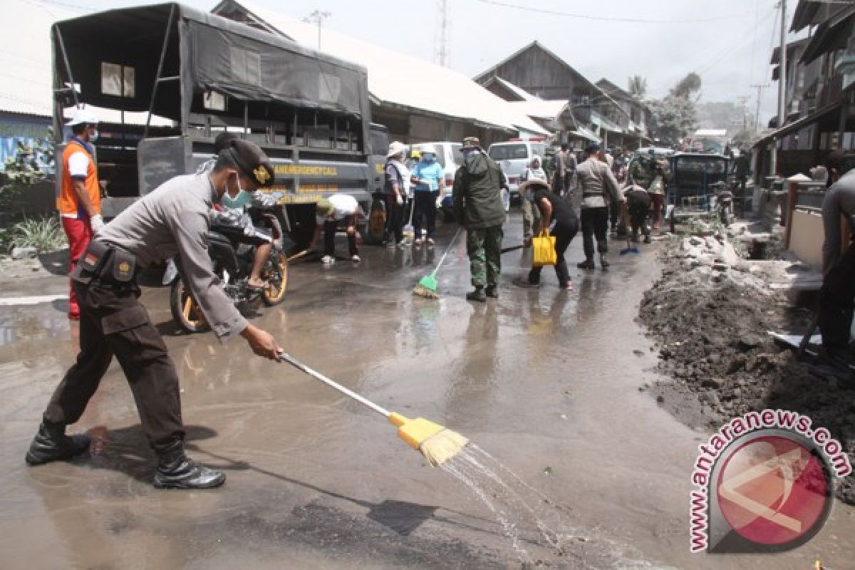 Polres berikan bantuan sembako warga terdampak Sinabung