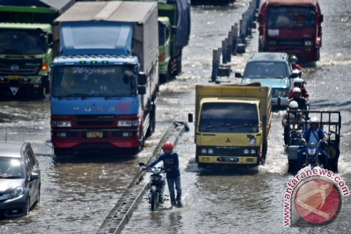 Banjir Kaligawe Semarang picu kemacetan panjang