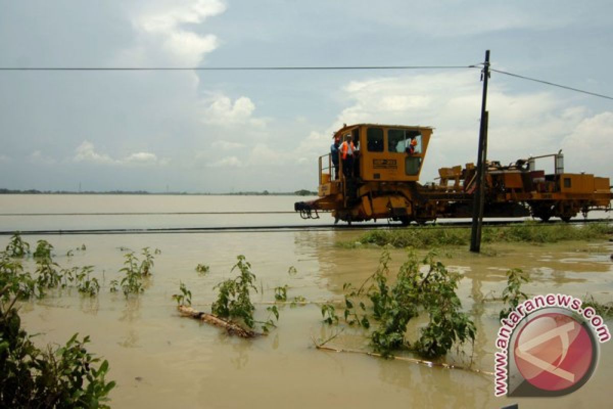 Menhub akan tinjau jalur kereta api diterjang banjir