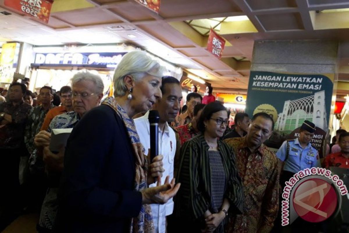 Direktur IMF belanja baju koko di Pasar Tanah Abang
