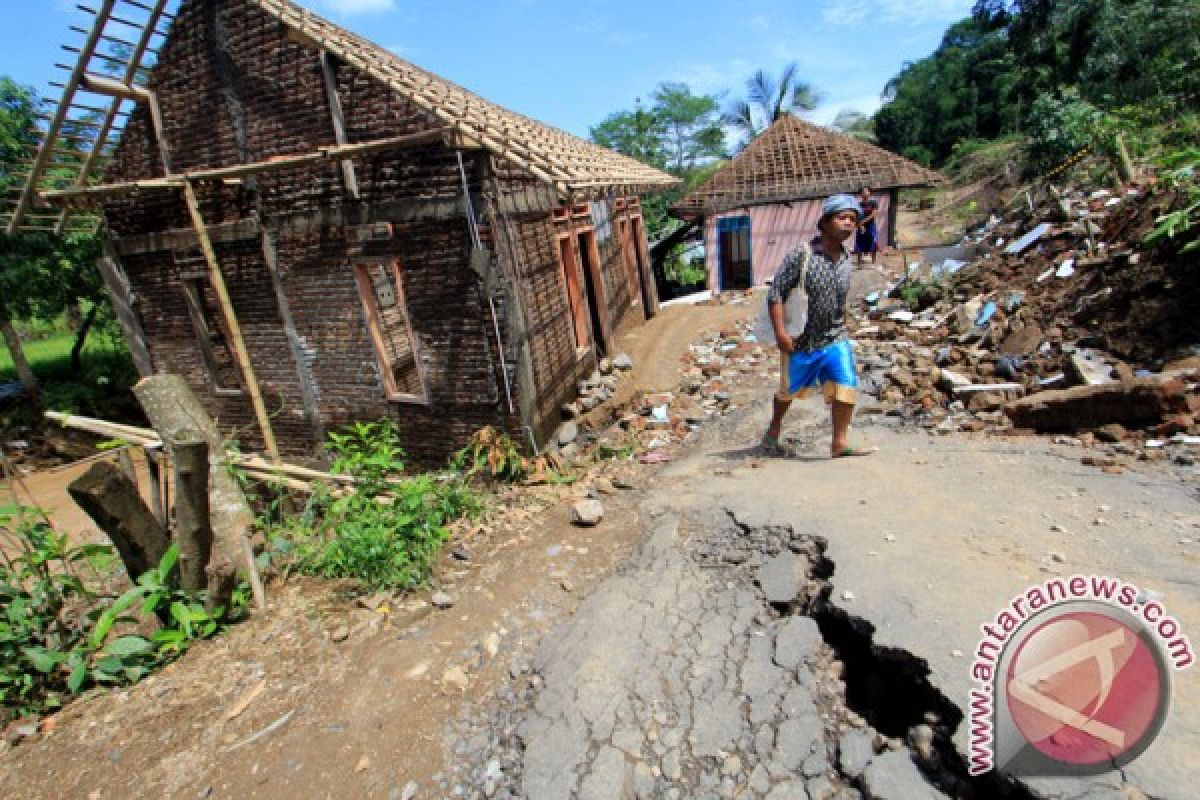 12 rumah warga terdampak pergerakan tanah di Kuningan