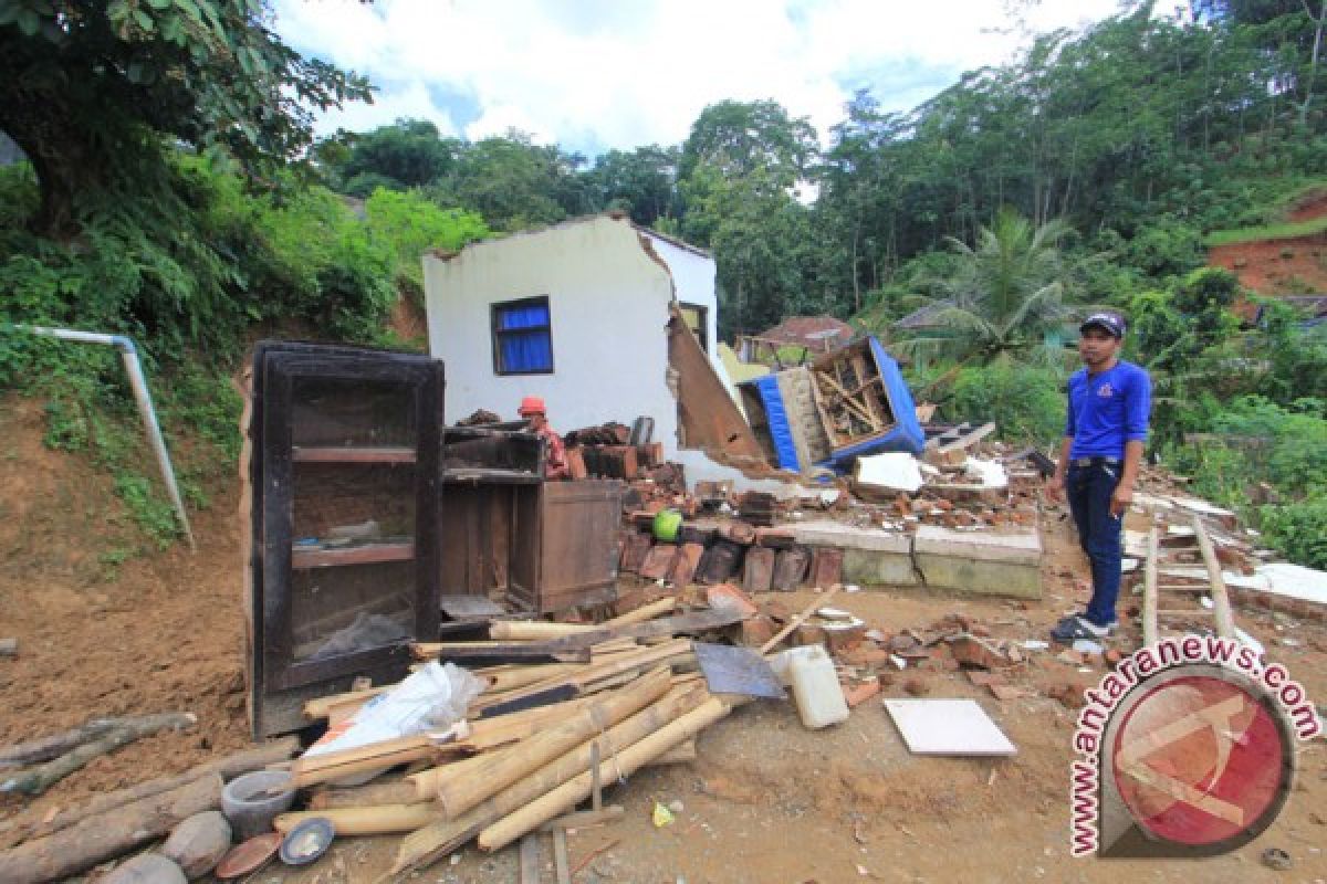 Ratusan rumah di Kuningan rusak akibat pergerakan tanah dan longsor