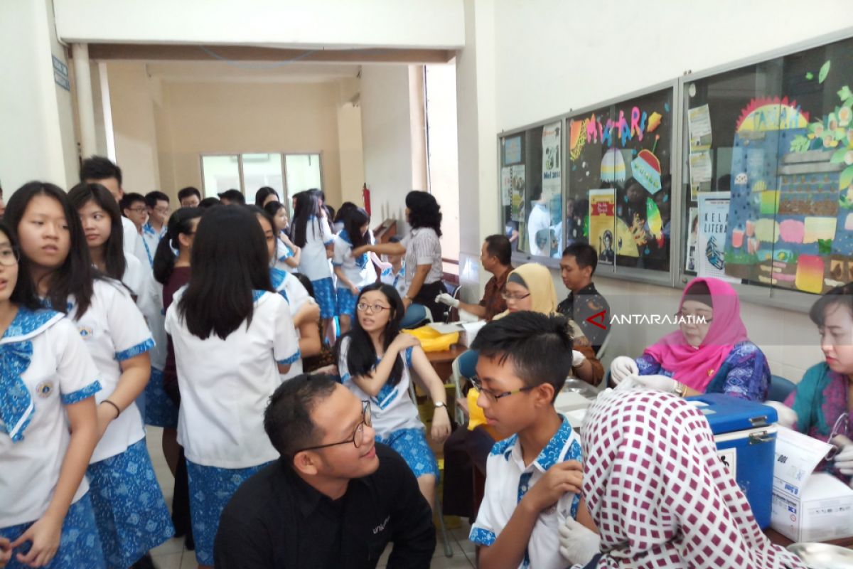 Ribuan Siswa SMA di Surabaya Diimunisasi Difteri