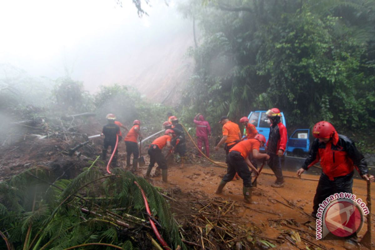 Alat berat siaga di Puncak selama hujan, pencarian korban lanjut pagi ini