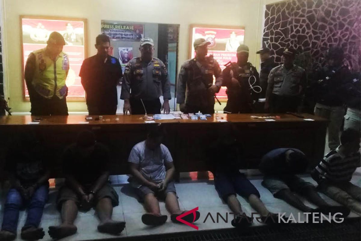 Polisi angkut puluhan warga pada penggerebekan sabu di Sampit