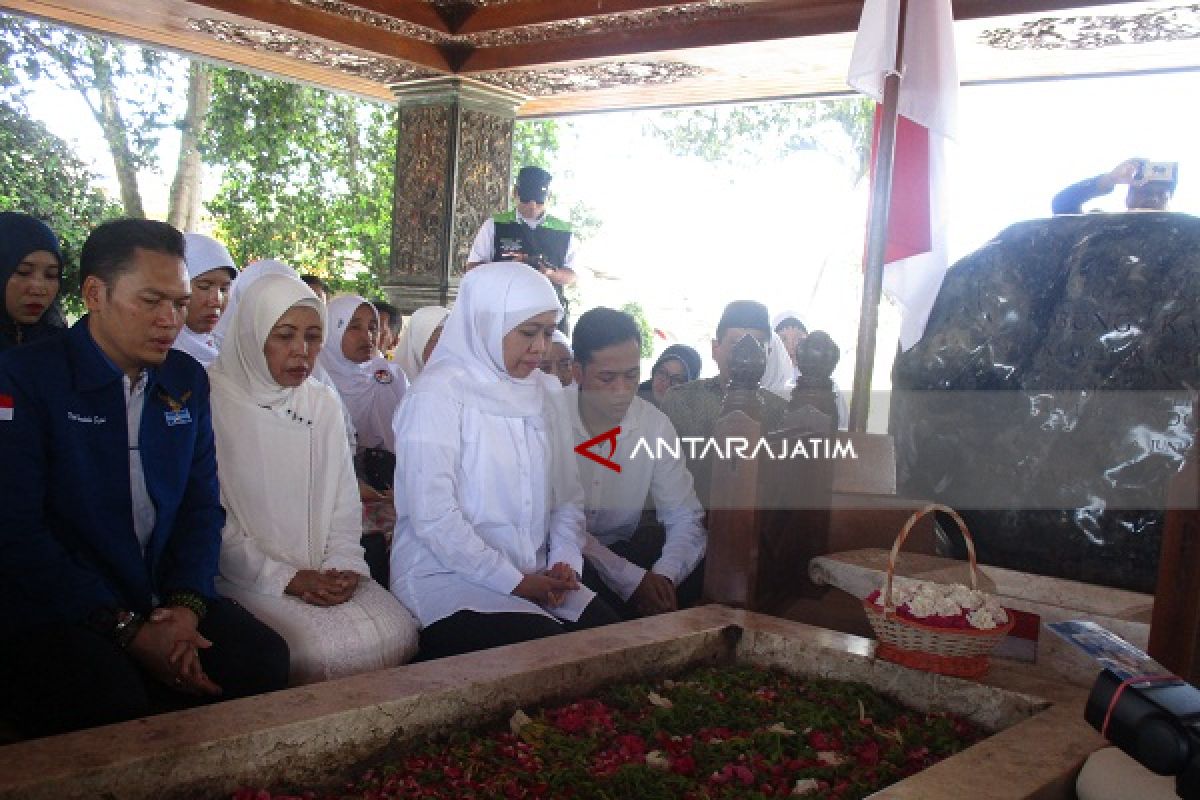 Khofifah Kunjungi Makam Bung Karno (Video)