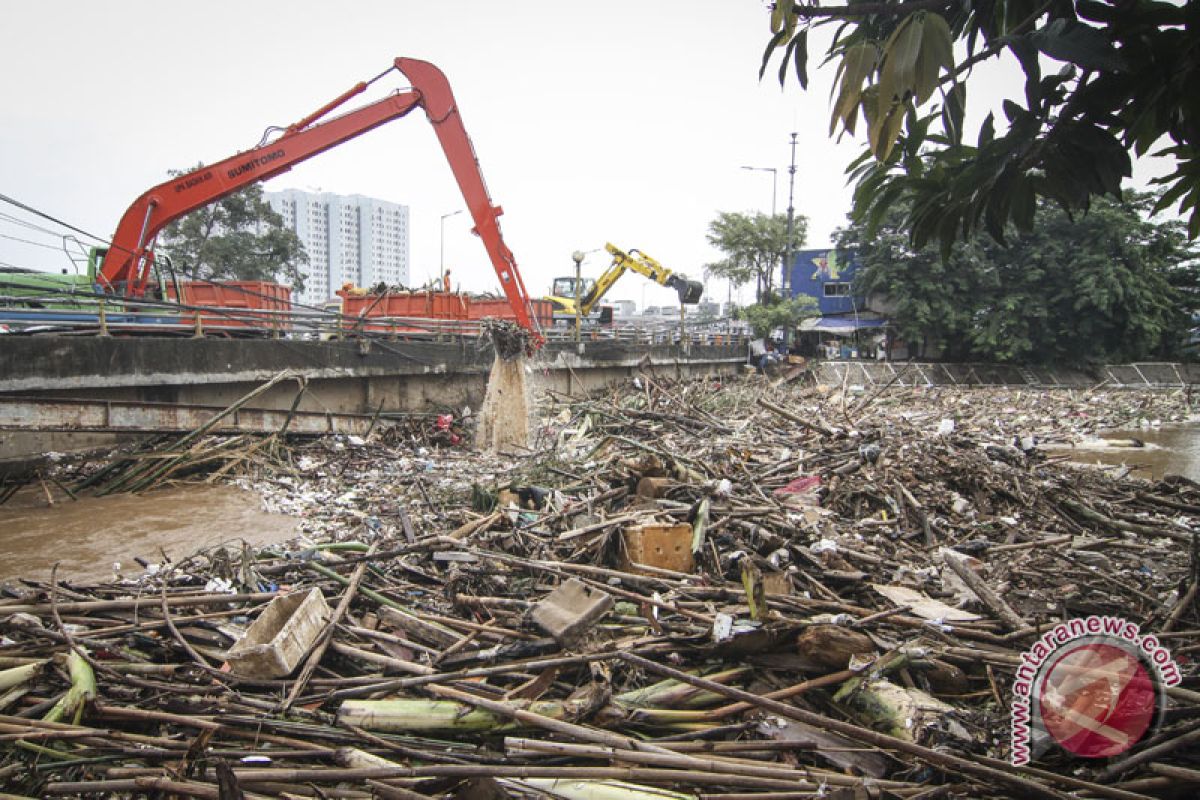 3.000 ton sampah sudah diangkut dari bantaran Ciliwung