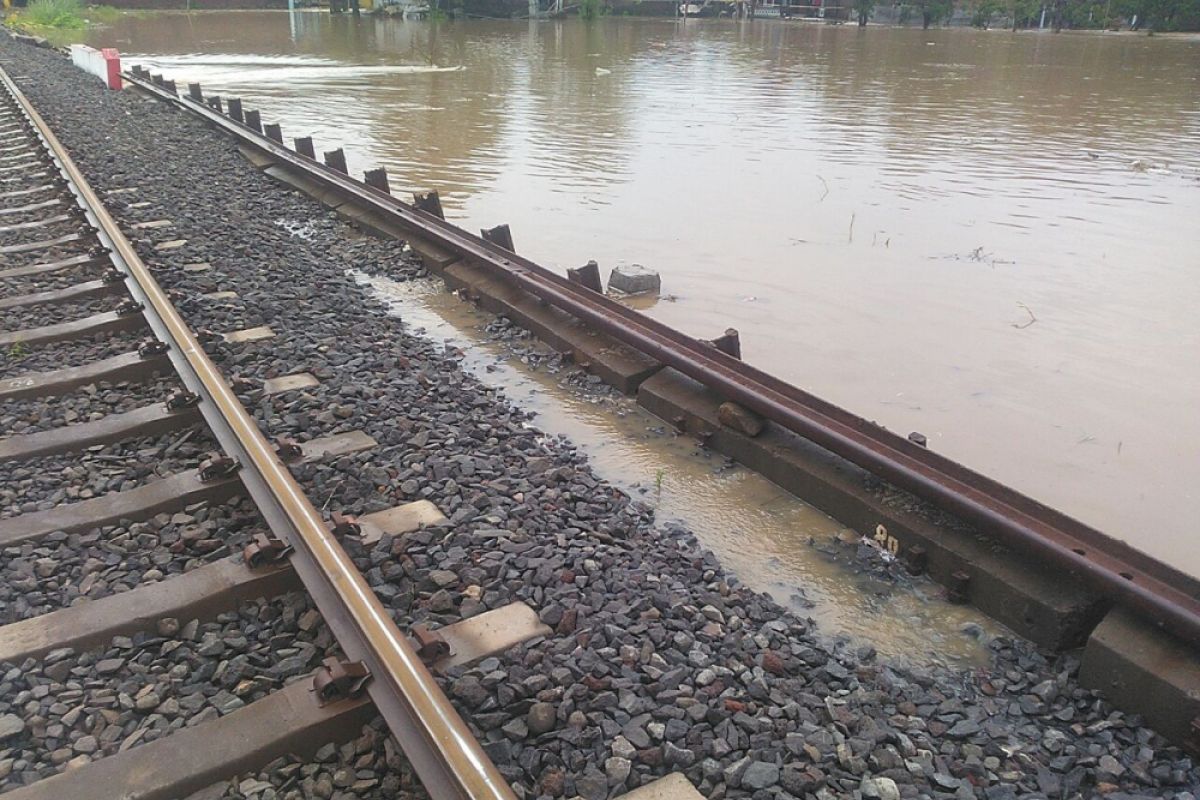 Banjir di Pasuruan ganggu perjalanan empat kereta api