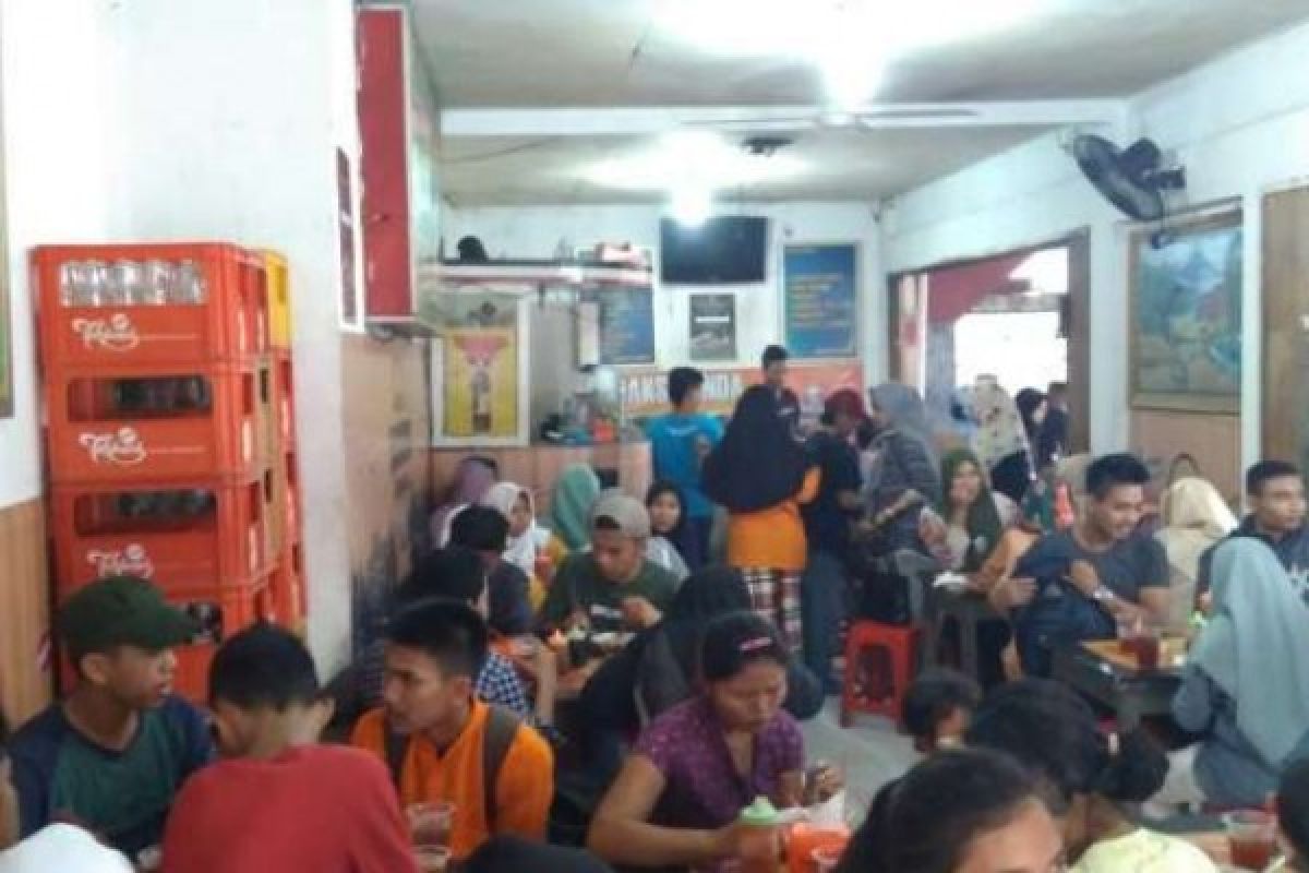 350 Warga Pekanbaru "Ketiban" Rezeki Bakso Gratis dari Pedagang ini