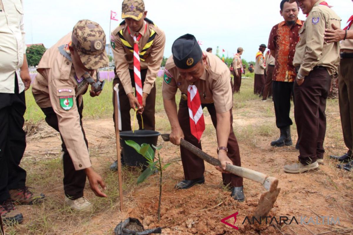 Pramuka Paser tanam 1.000 bibit pohon