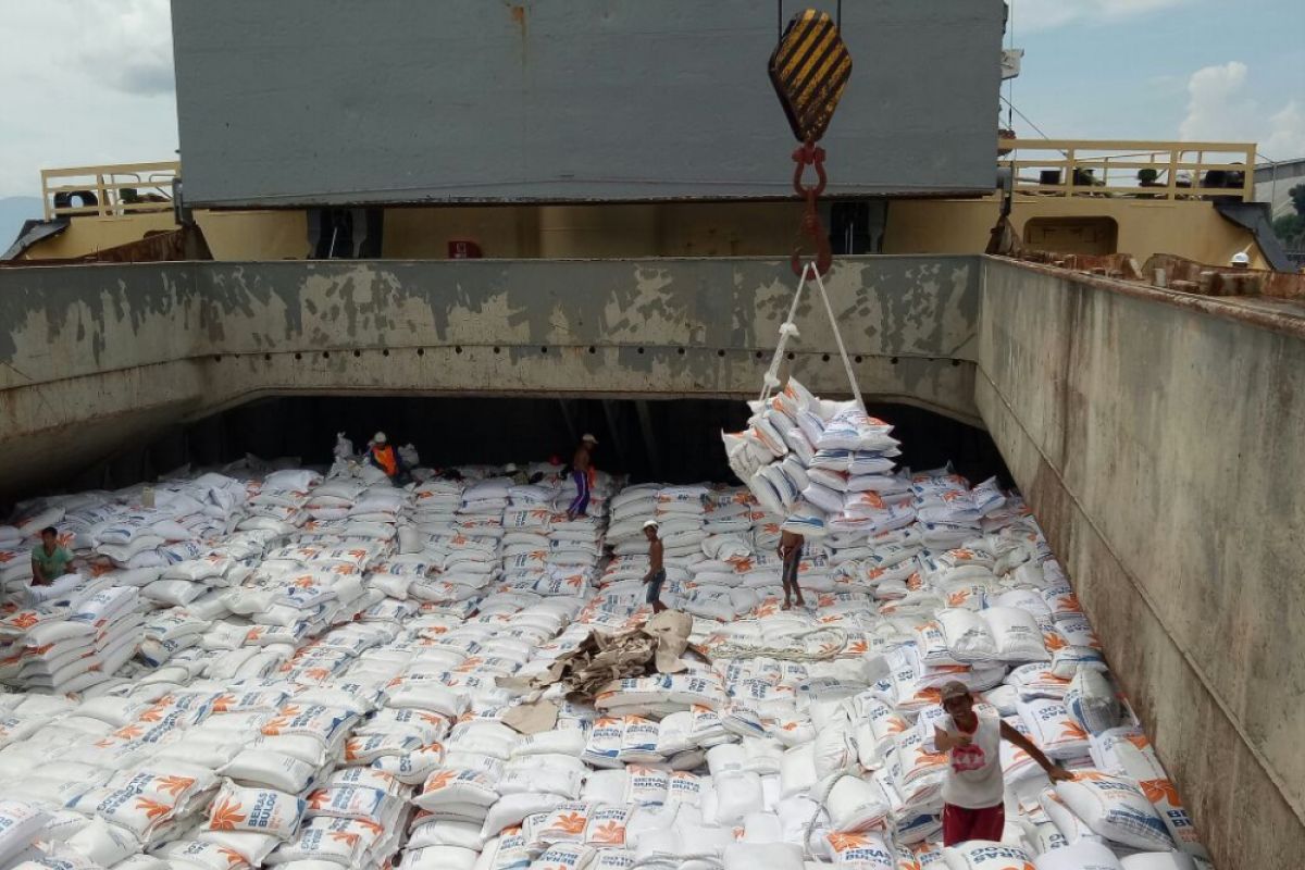 Pelindo III Bongkar Beras Impor di Pelabuhan Tanjung Wangi Banyuwangi