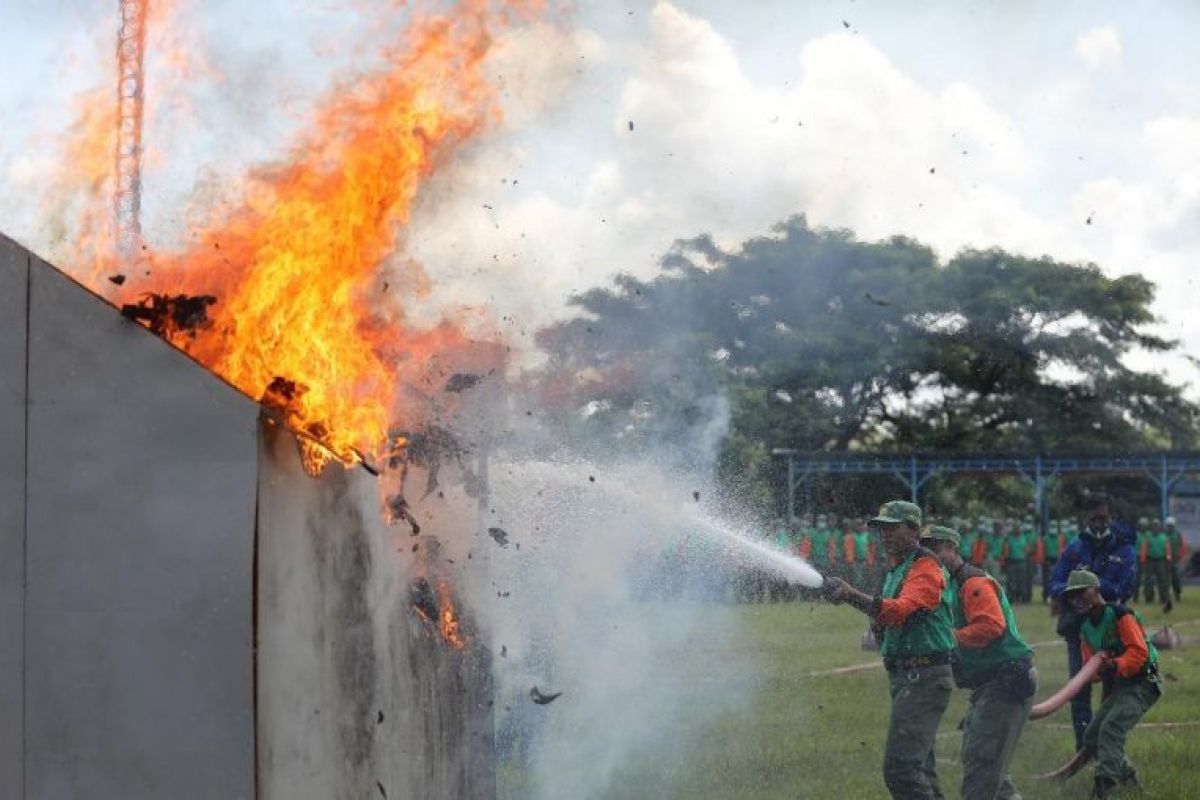 Satlinmas Kota Madiun Ikuti Pelatihan Pemadaman Kebakaran