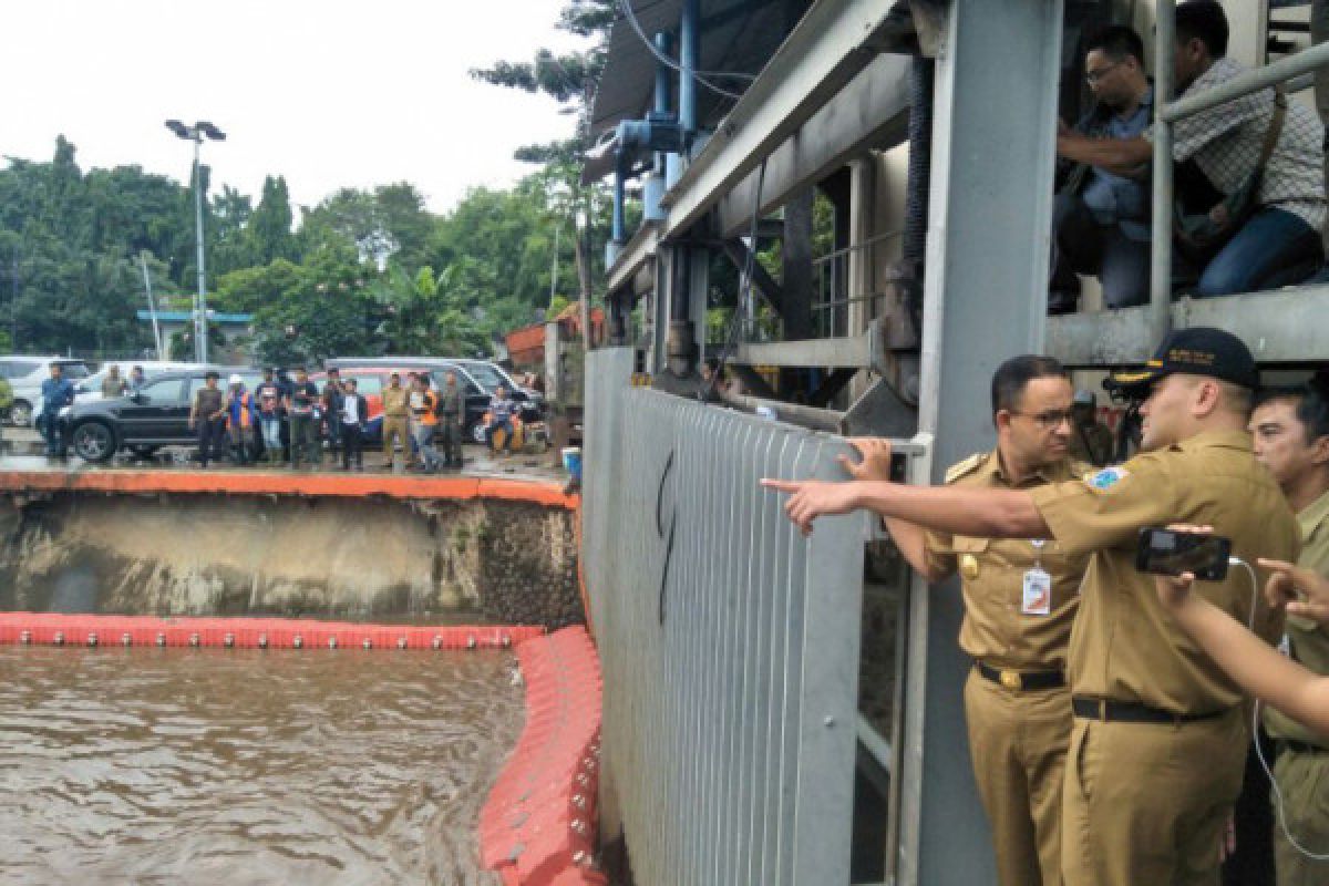 Anies cek Pintu Air Manggarai, statusnya Siaga III