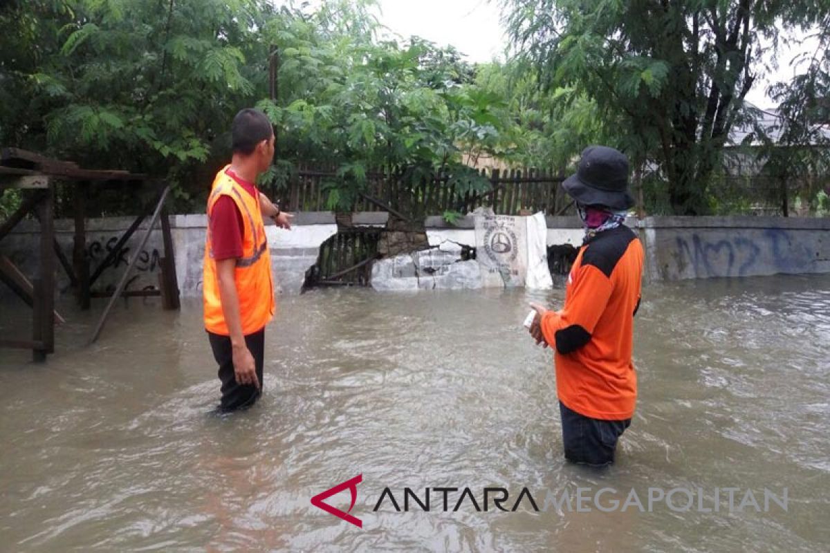 waduh, ada dua tanggul jebol di Bekasi