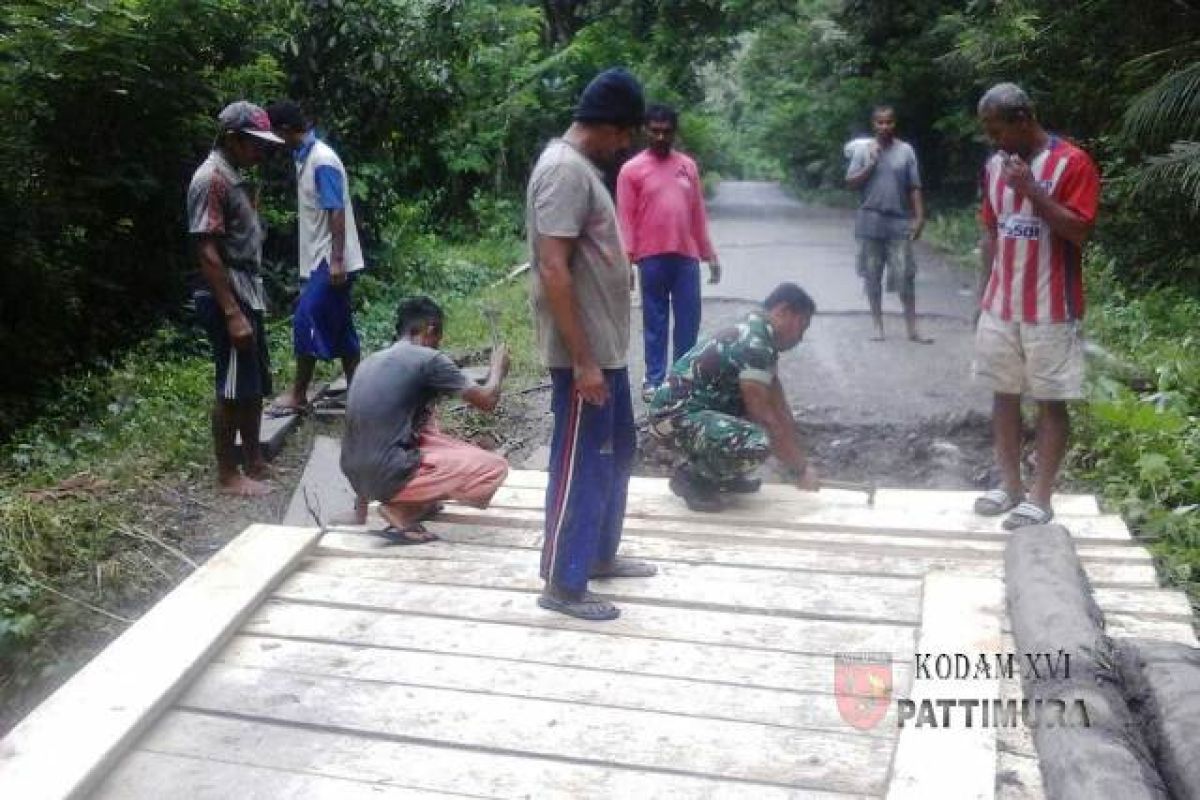 Babinsa Piru bersama warga bangun jembatan