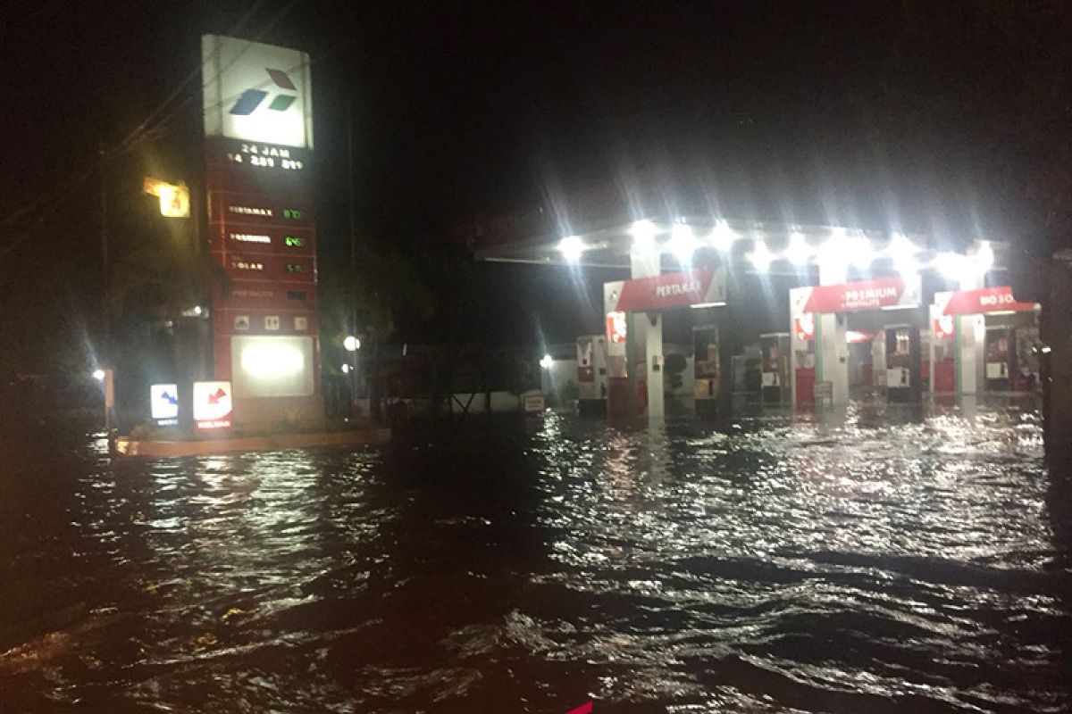 Dihujani sejak Rabu sore, sejumlah ruas jalan di Padang tergenang air