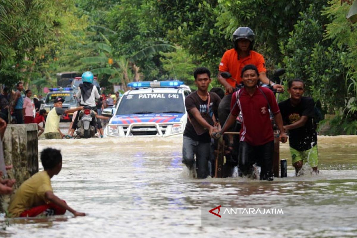 Banjir Waduk Sumurgung Lamongan Genangi Jalan Desa