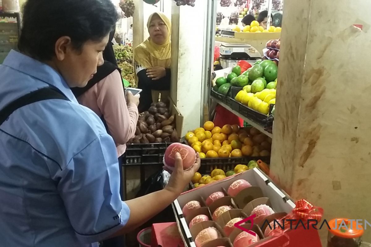 Jelang Imlek, pedagang Pasar Gede kesulitan pasokan buah impor