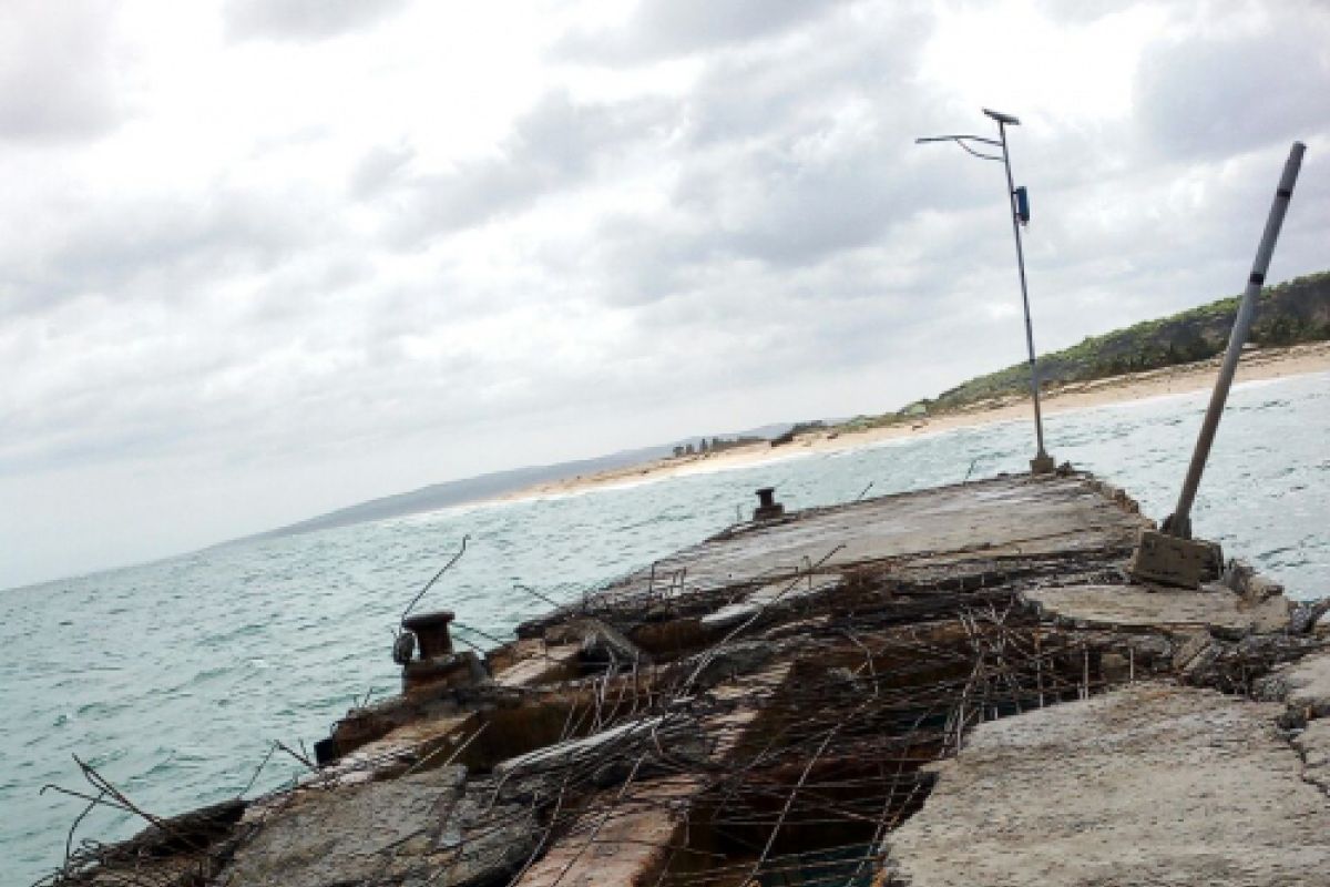 Dermaga fery namo Raijua ambruk diterjang gelombang