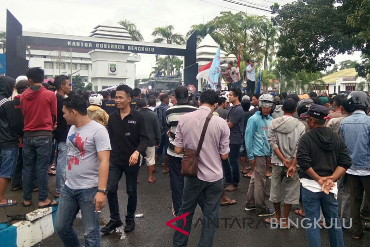 Ribuan nelayan Bengkulu demo tolak trawl