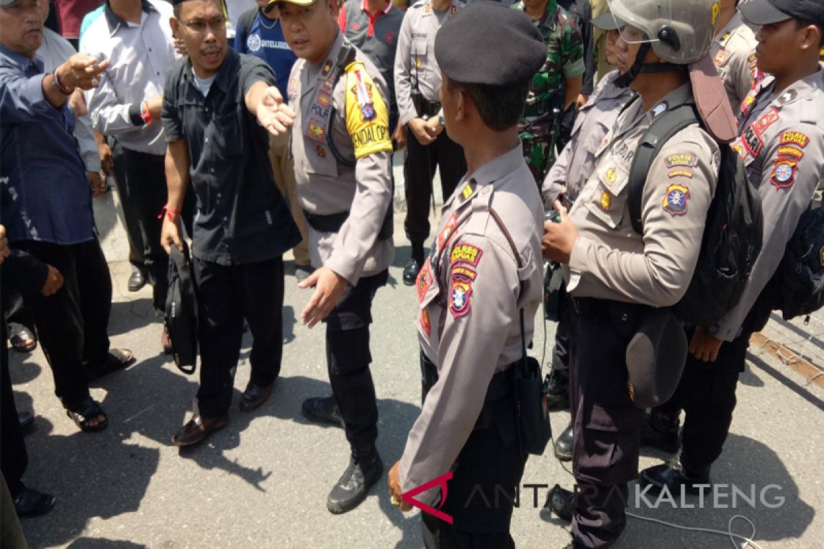 KPU Kapuas tolak Mawardi-Muhajirin, ratusan pendukung gelar aksi demo