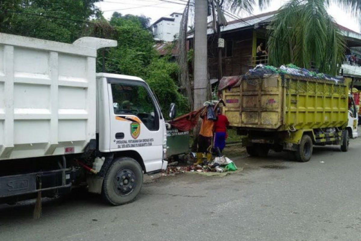 Musim buah di Barut, petugas kebersihan tambah jam kerja