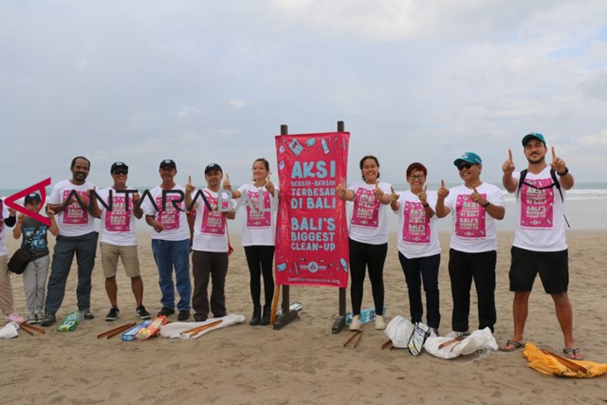 Selebritis-Aktivis Punguti Sampah di Pantai Kuta