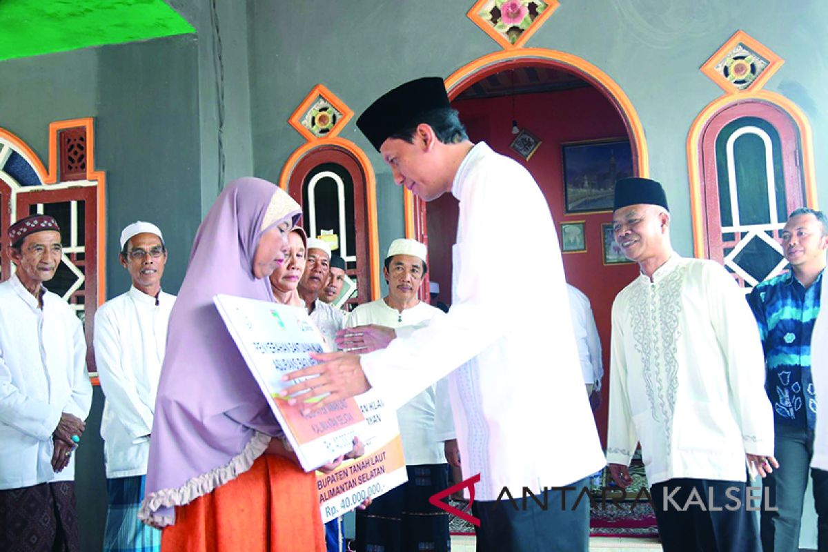 Bupati Serahkan Klaim Asuransi Nelayan