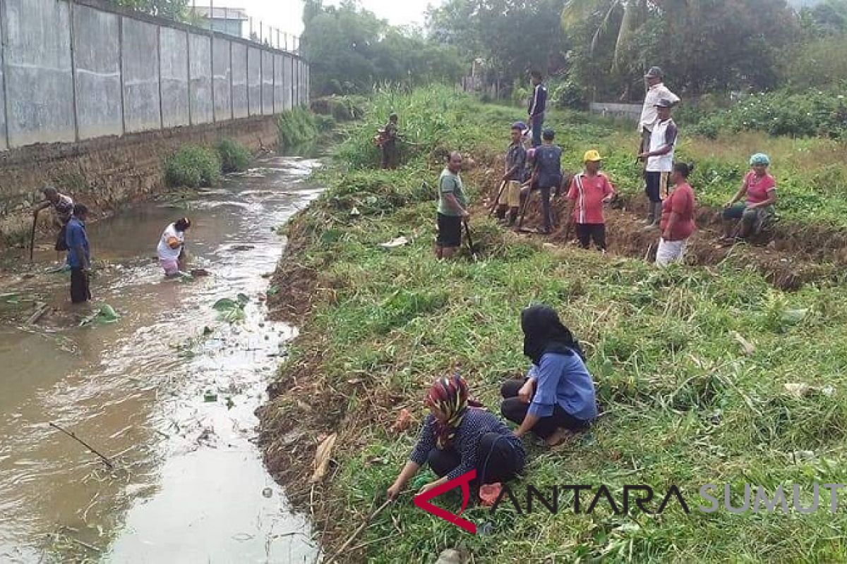 Aparatur kecamatan bersama warga bersihkan sungai sarudik